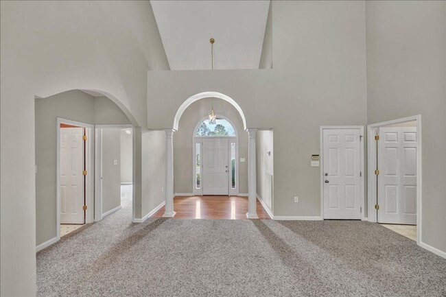 Building Photo - Country Club Living