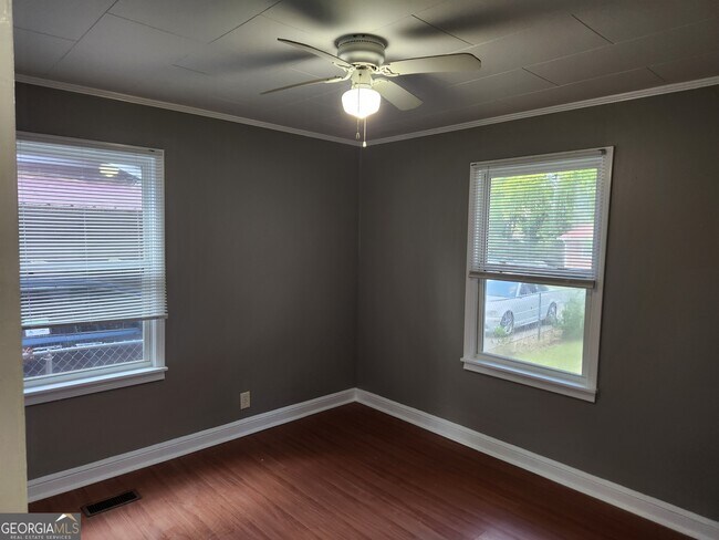 Foto del edificio - 109 Larkspur Ln