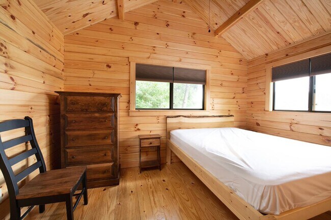 Building Photo - Furnished Artisan Small Log Cabin for Rent in Mountain Community