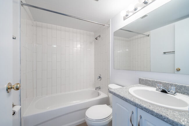 1BR, 1BA - 625SF - Bathroom - The Park West