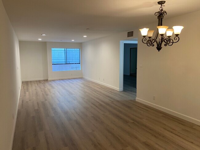 Building Photo - 411 Palm Dr