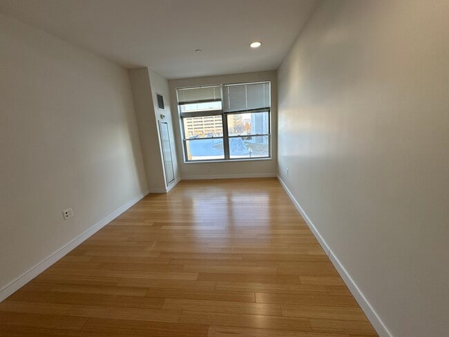 Building Photo - 595 Albany St