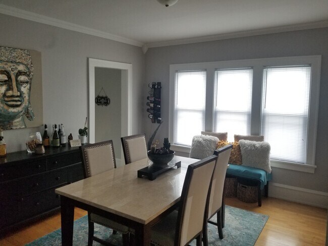 Comedor - 4516 N Bartlett Ave