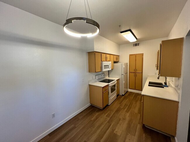 Foto del edificio - 6850 Sharlands Ave.