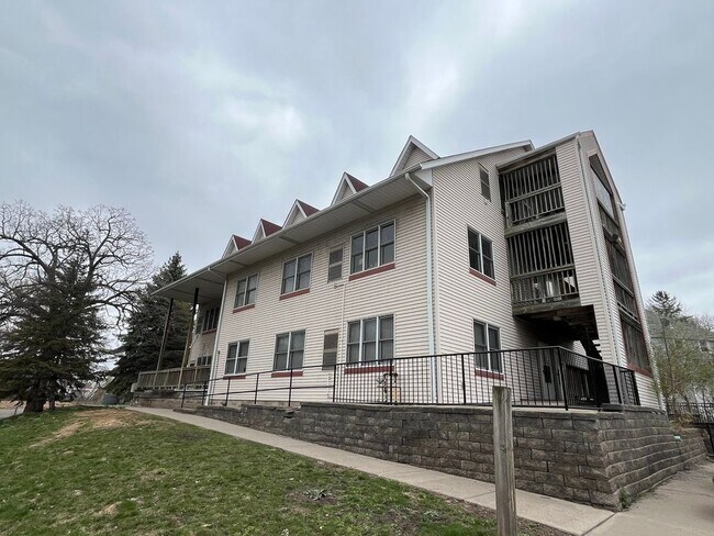 Building Photo - 1053 Cromwell Ave