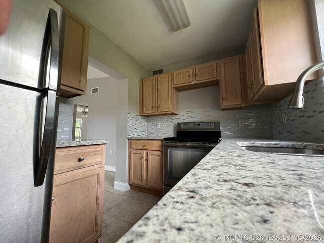 Foto del edificio - 1883 Breezy Ln