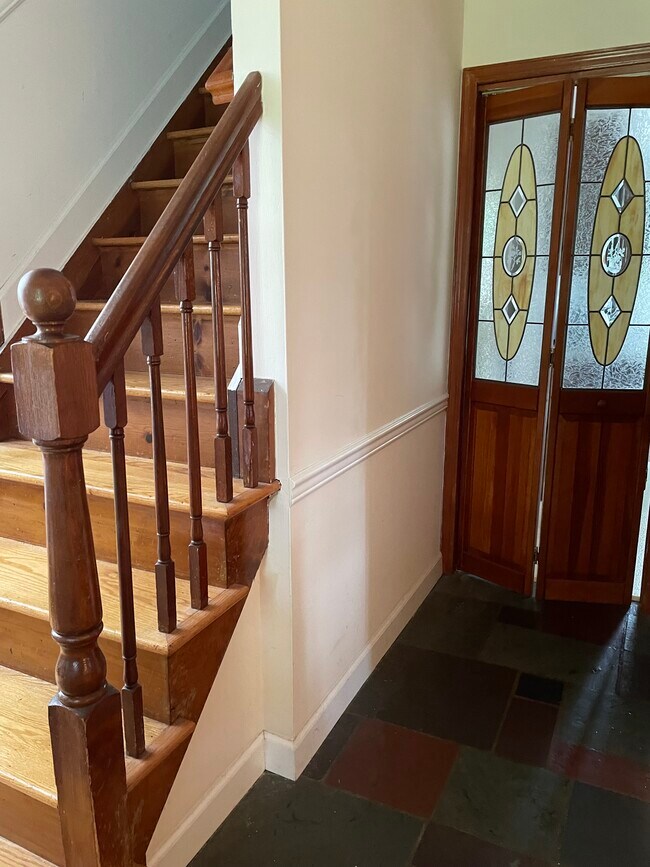 Building Photo - 8 Hillsview Rd