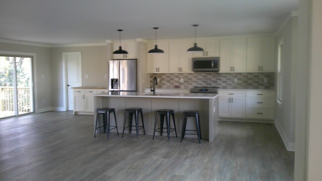 Building Photo - 115 Twin Lakes Dr