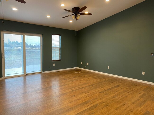 Building Photo - Spacious 3 BR 2 BA 2 Car garage on acreage