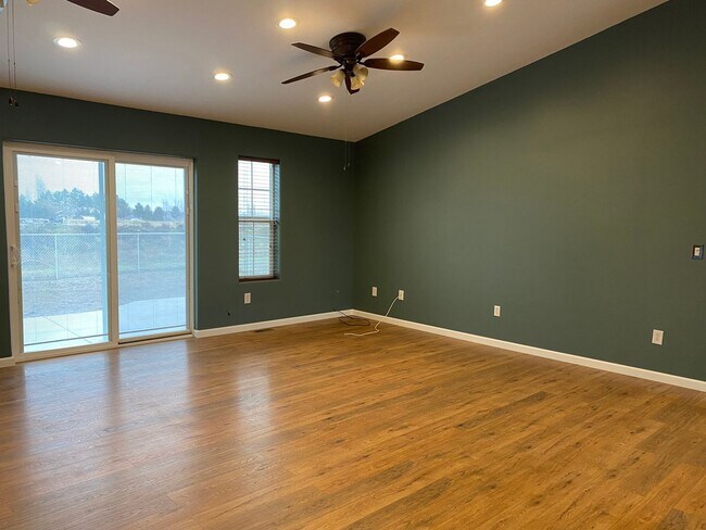 Foto del edificio - Spacious 3 BR 2 BA 2 Car garage on acreage