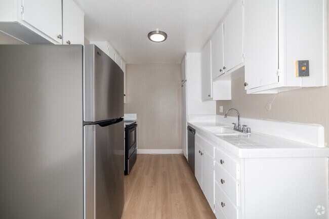 2 habitaciones, 2 baños - 1050 pies cuadrados - Cocina - 925 N. Inglewood Ave.