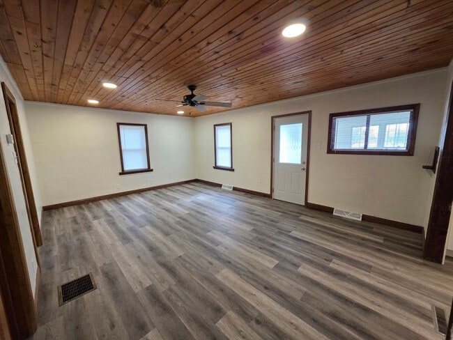 Building Photo - 806 Waverly Pl