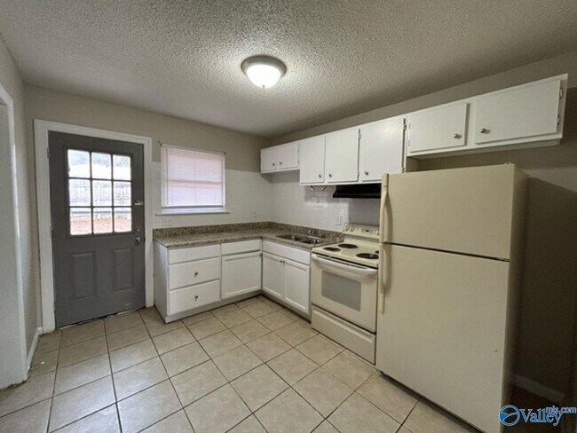 Building Photo - 3902 Buttercup Dr SW
