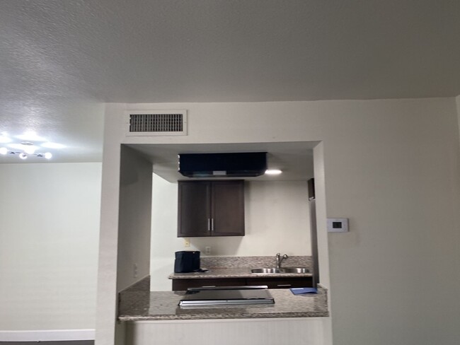 Foto del edificio - 3 bedroom condo - SECTION 8 Approved!
