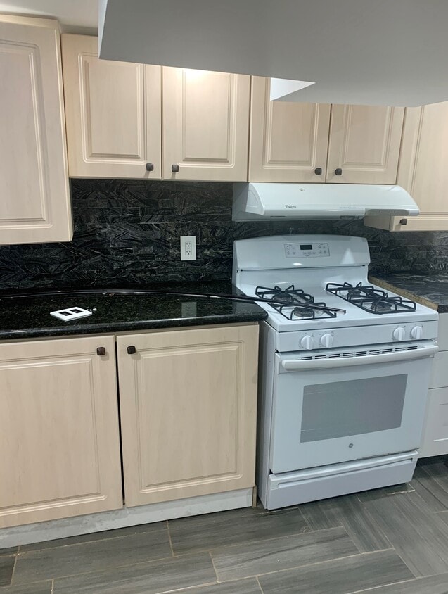 Primary Photo - Bright clean 1 bedroom apartment with outd...