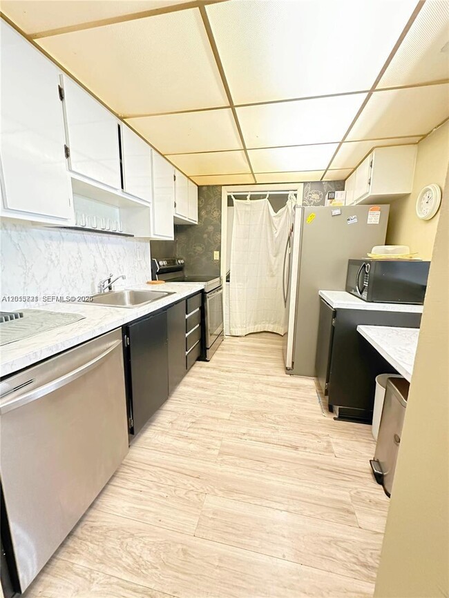 Foto del edificio - 240 Lakeview Dr