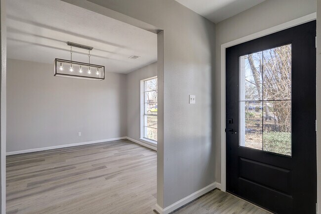 Foto del edificio - 1707 Lone Eagle Cir