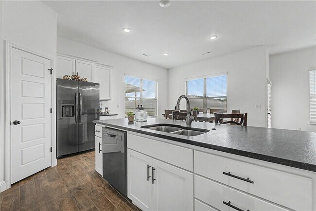 Building Photo - 2040 Periwinkle Pl