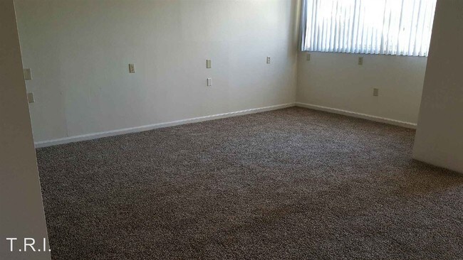 Building Photo - 1017 5th St