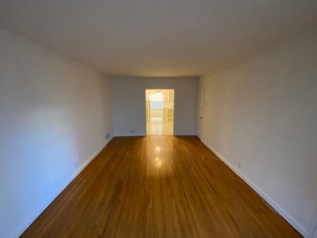 Foto del edificio - 620 S Cloverdale Ave
