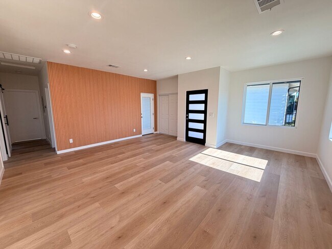 Foto del edificio - New Construction 3BR 2.5BA • Open Concept • A/C • Near USC $1,000.00 Off One Month's Rent Move In...