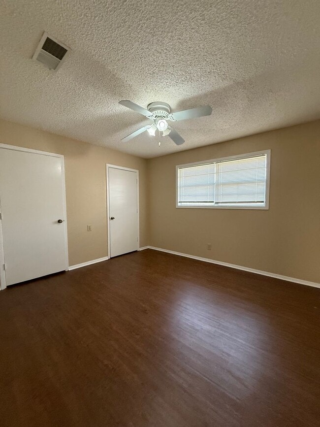 Foto del edificio - Spacious 5 BEDROOM - Fresh Paint - Country Living & Great for Commuters