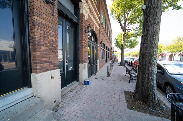 Building Photo - 725 W Magnolia Ave