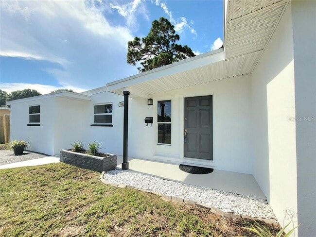 Building Photo - 6267 Hampton Dr N