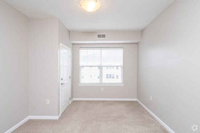 2BR, 2BA - 1076SF - Primary Bedroom - Muir Lake