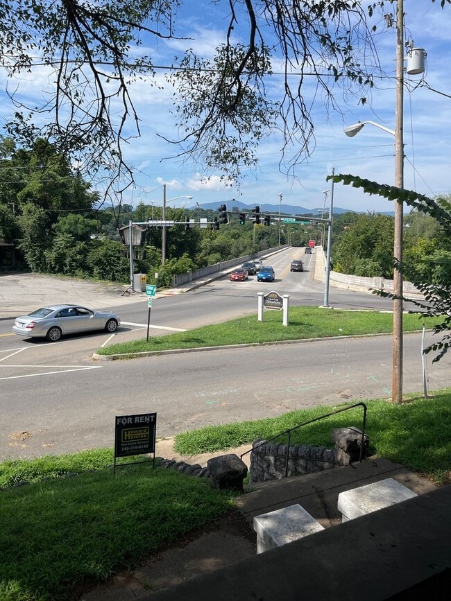 Building Photo - 809 Ferdinand Ave SW