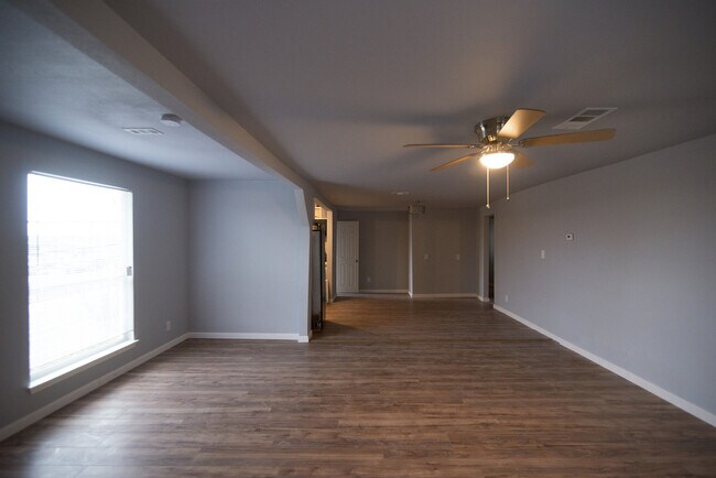 Foto del edificio - 1st Month Free! BEAUTIFUL 4 bed/3 bath home, Near Downtown!!