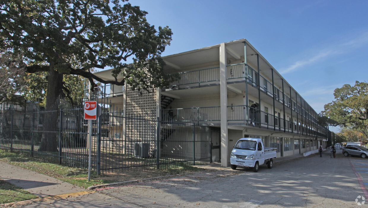 Building Photo - UNT College Inn