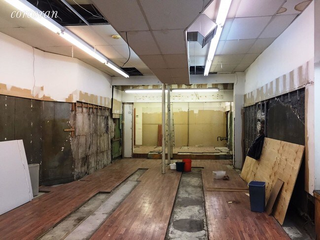 Interior Photo - 566 Leonard St