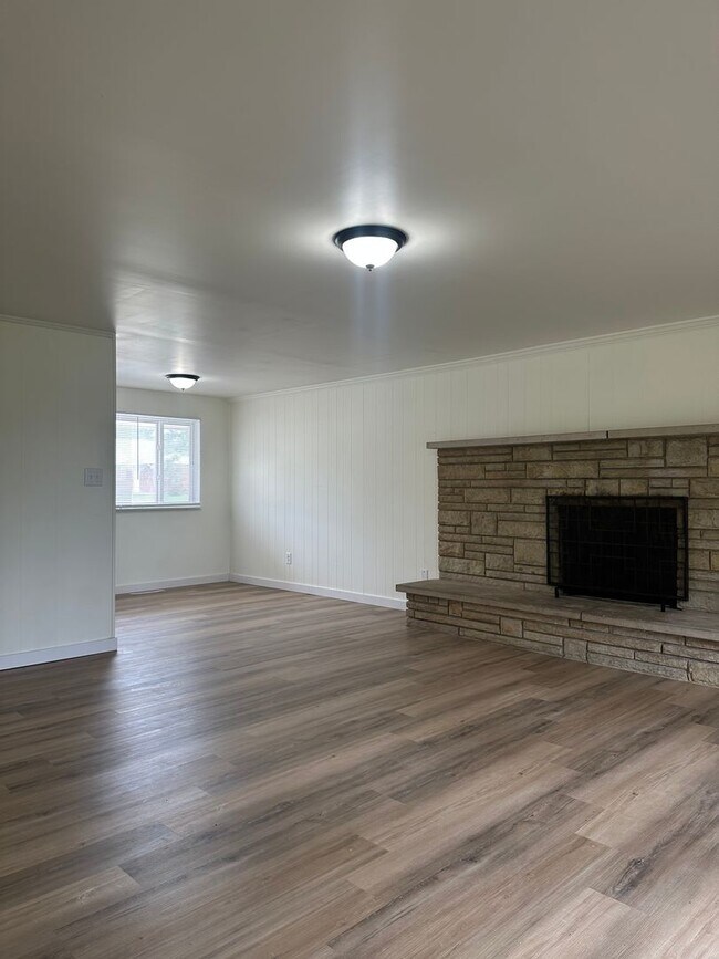 Foto del edificio - 4 Bed 2 Bath Home Available in Reynoldsburg!