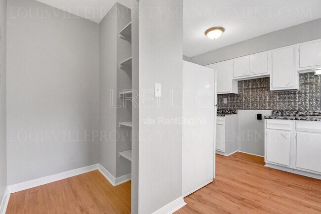 Foto del edificio - 2421 Lindsay Ave