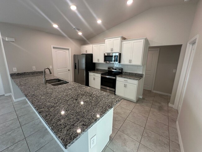 Building Photo - 4 Bedroom 2 bathroom NW Cape Coral Home- T...