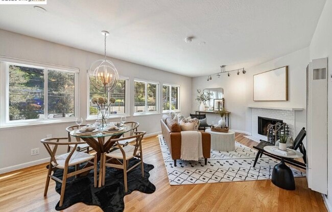 Living room with view of forest - 5825 Thornhill Dr