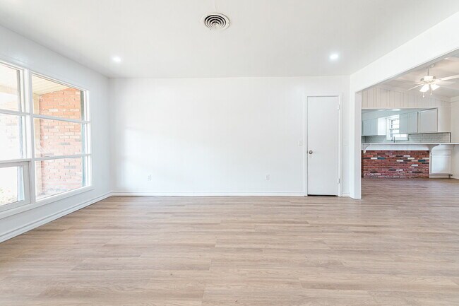 Foto del edificio - Spacious 3/2 with 2 Living Areas!