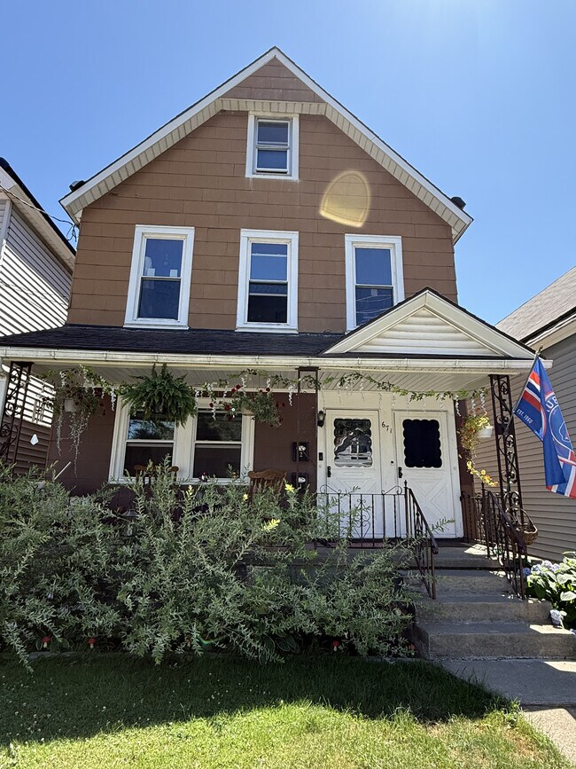 Covered front porch - 671 Fulton St