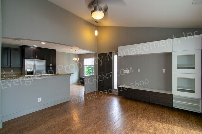 Building Photo - 2 bedroom, 2 bathroom condo in prime locat...