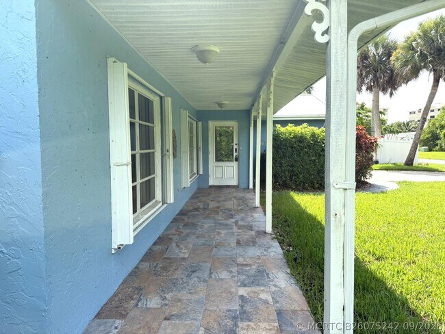 Building Photo - 1916 Coconut Dr