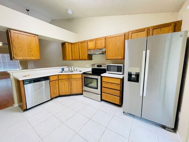 Foto del edificio - AVAILABLE NOW! Charming 2-bedroom, 2-bathr...