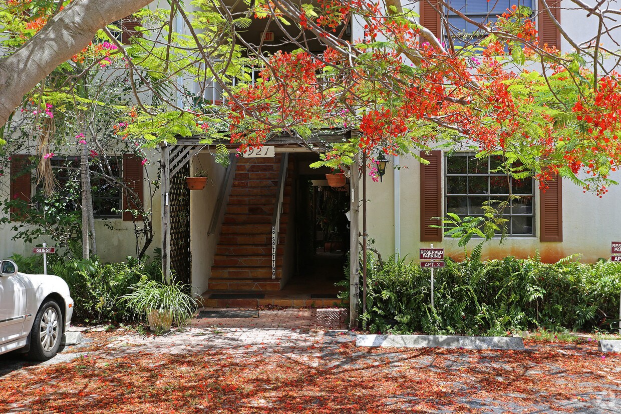 Foto del edificio - 921 NE 16th St