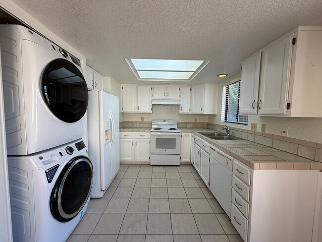 Foto del edificio - UPGRADED TWO BEDROOM UNIT AVAILABLE FOR RENT!