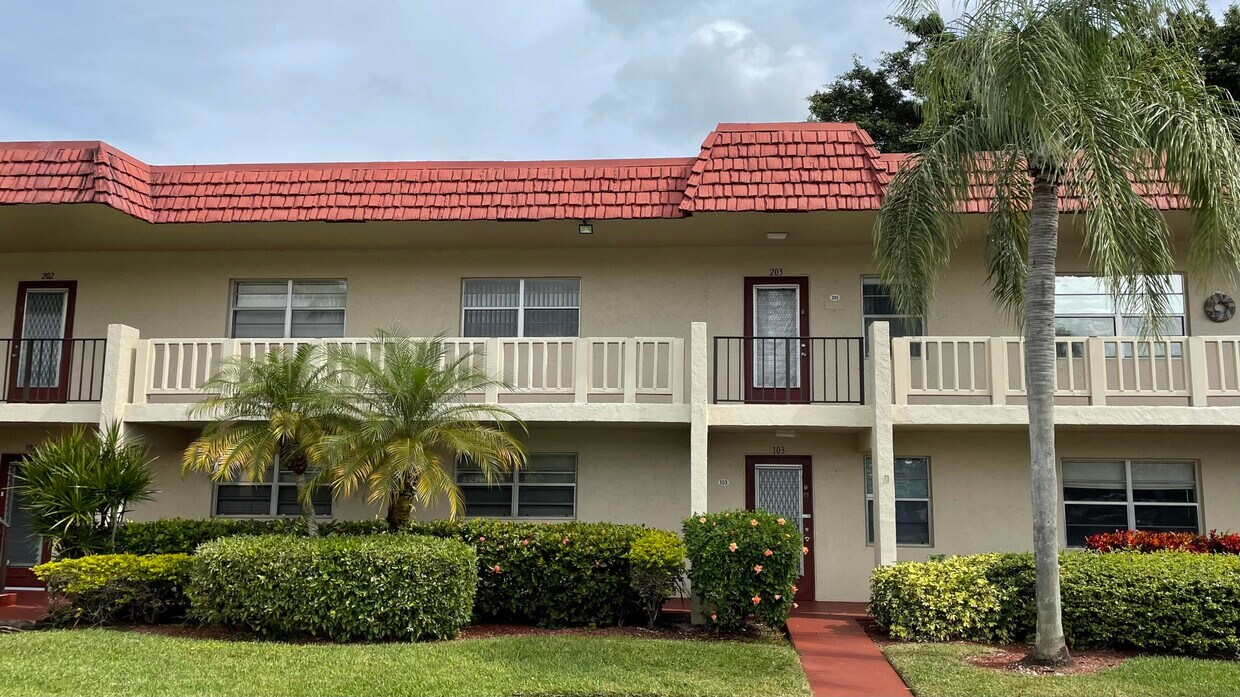 4 Abbey Ln Unit 103, Delray Beach, FL 33446 Condo for Rent in Delray