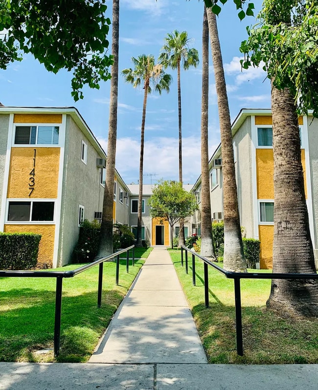 Building Photo - 11437 Oxnard St