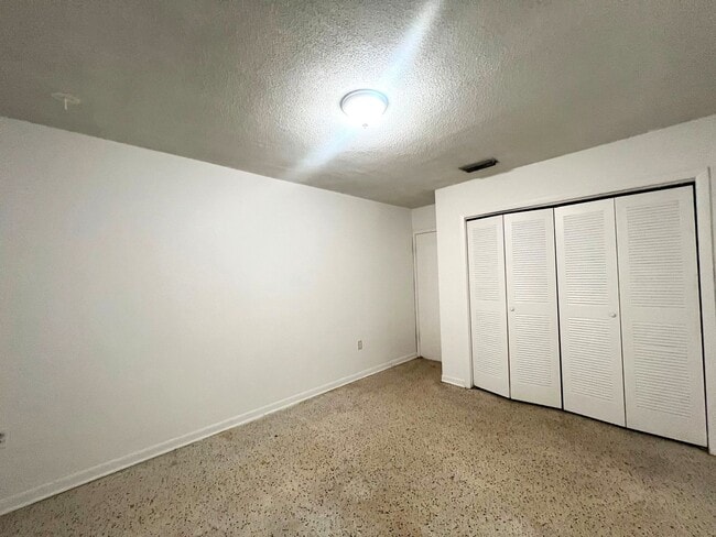 Foto del edificio - Classic Coral Way Charm- 3 bedroom Duplex Available!