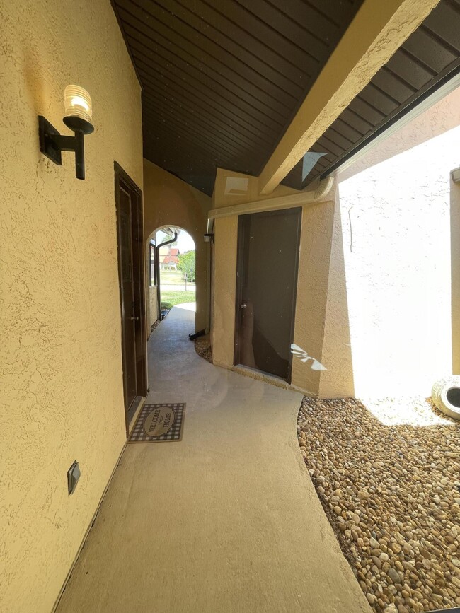 Building Photo - 613 Manatee Dr