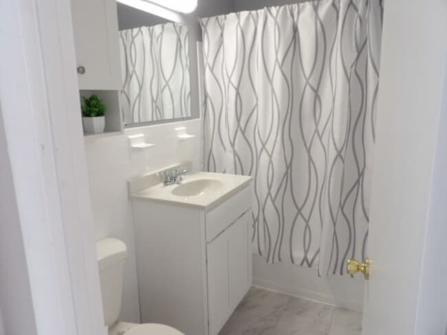 Rare, Bright, Beautiful renovated huge corner 1 Bedroom with balcony and All-Inclusive Pricing . - Rare, Bright, Beautiful renovated huge corner 1 Bedroom with balcony and All-Inclusive Pricing . Apartment