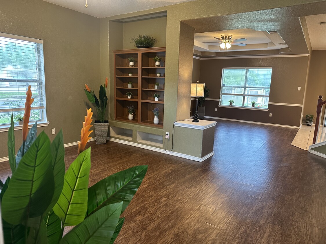 Large living room - 8259 Elm Glade
